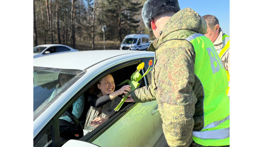 В Брянске гаишники устроили акцию «Цветы для автоледи» к 8 Марта