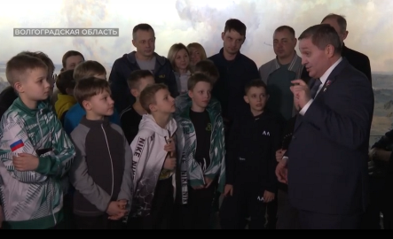 Волгоградский губернатор стал гидом для своих юных брянских хоккеистов-земляков