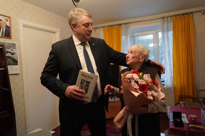 Губернатор Брянщины вручил юбилейную медаль «80 лет Победы» Нине Дмитриевне Евсеевой