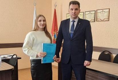 В Суземке Брянской области молодой семье вручили жилищный сертификат