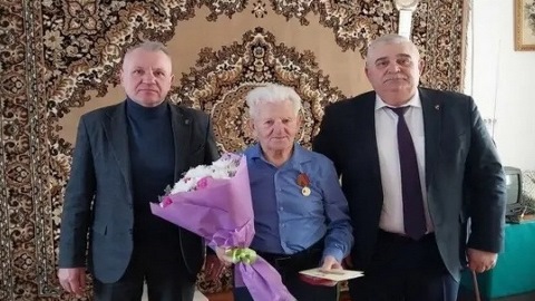 Ветерану из Красногорского района вручили юбилейную медаль