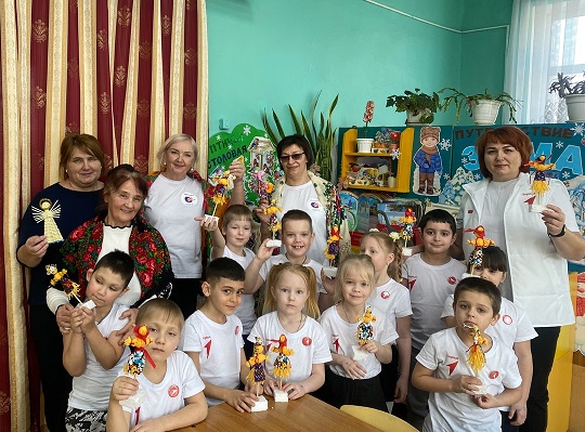 Для воспитанников Злынковского детского сада «Родничок» провели мастер класс по изготовлению куколки-оберега