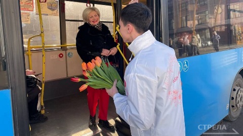 В Брянске волонтеры поздравляли женщин с 8 марта тюльпанами