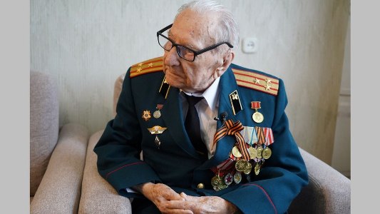 Губернатор Брянской области наградил памятной медалью участника ВОВ Владимира Ильича Александрова