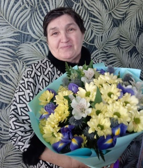 Соцработника Злынковского КЦСОн поздравили с юбилеем и 8 Марта