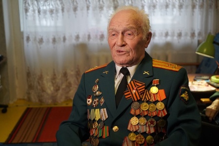 Александр Богомаз  вручил ветерану Николаю Редикульцеву юбилейную медаль «80 лет Победы в Великой Отечественной войне 1941–1945 годов»