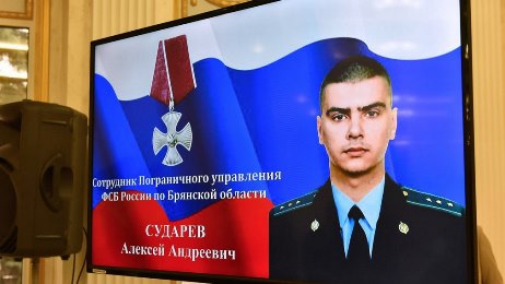 Александр Богомаз передал Орден Мужества отцу воина Алексея Сударева