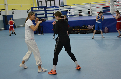 Призер чемпионата мира провела тренировку с юными брянскими боксерами