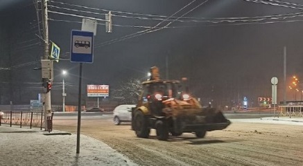 В Брянске специальная техника вышла на очистку дорог
