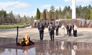 Губернатор Брянской области и делегация из Гомельщины почтили память погибших в годы Великой Отечественной войны