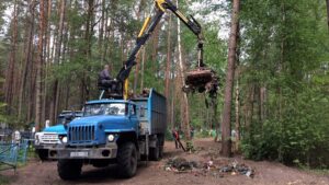 С брянских кладбищ вывезли почти четыре тысячи тонн мусора