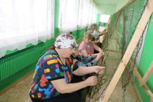 В Брянской области Меленские волонтёры плетут маскировочные сети для военнослужащих