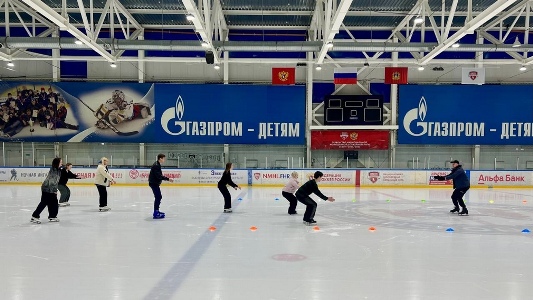 В Брянске  прошел мастер-класс по фигурному катанию для детей участников СВО