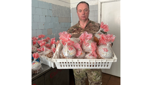 Командир батальона «БАРС-Брянск» Антошин поздравил бойцов с Пасхой и вручил им пасхальные куличи