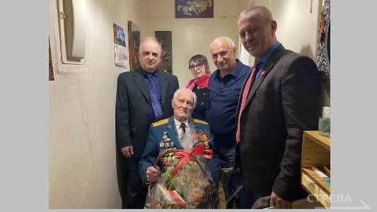 В Брянске поздравили ветерана Николая Редикульцева  руководители общин Армении, Дагестана и Узбекистана