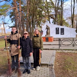 В Карпиловской основной образовательной школе прошел субботник