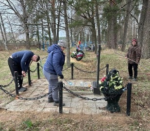 Сотрудники Злынковского центра социального обслуживания приняли участие в общеобластном субботнике