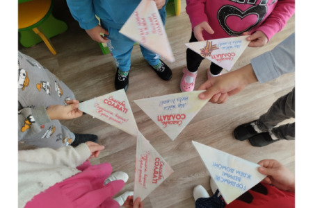 Воспитанники детского сада «Радуга» в Новозыбкове отправили письма солдатам