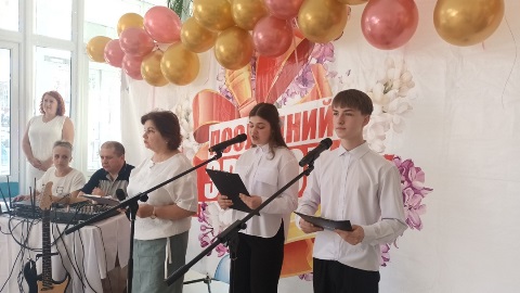 В Злынковской школе №2 прошел праздник последнего звонка