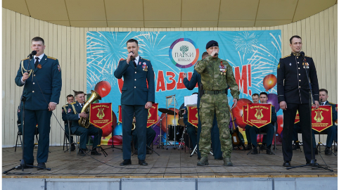В Брянске военный оркестр выступил с праздничным концертом