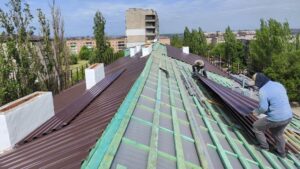Брянские специалисты в подшефной Брянке продолжают восстанавливать жилье и инфраструктуру