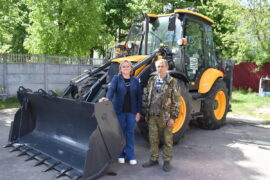 В Брянской области у коммунальщиков Клетнянского района появился новый экскаватор-погрузчик