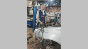 Житель Брянщины благодаря соцконтракту открыл автослесарную мастерскую