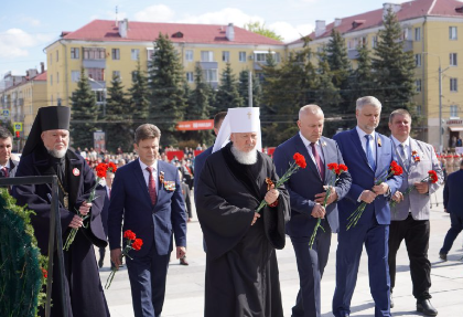 В Брянске возложили цветы к Вечному огню