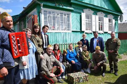 В Климово Брянщины возле домов ветеранов звучали песни военных лет
