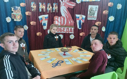 Злынковские студенты играли в интеллектуальную игру «Что? Где? Когда?»