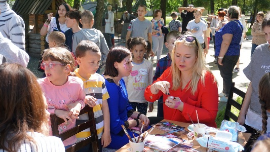 Брянский театр кукол устроил для детей парковый праздник