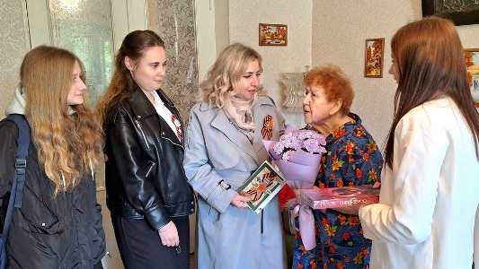 Инна Мухина вместе с активистами Детского общественного совета навещают ветеранов