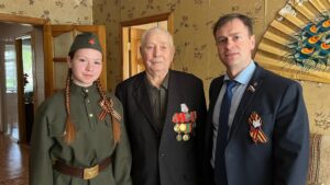 В Брянске поздравили ветеранов на дому