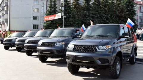 В Брянске пограничникам вручили ключи от десяти автомобилей