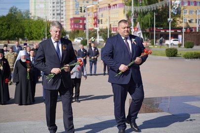 В Брянске возложили цветы к стеле Воинской славы