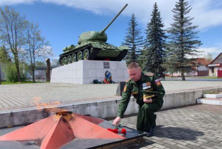 В Клетне у Вечного огня участник спецоперации поклялся отомстить за погибших товарищей и за убитых детей Донбасса