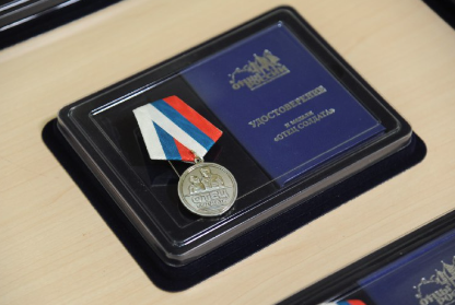 Губернатор Брянщины вручил медали «Отец солдата»