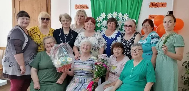 Члены Злынковского клуба «Активное долголетие» поздравляют с днем рождения своих коллег