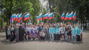 В Брянске торжественно вручили паспорта России юным жителям города