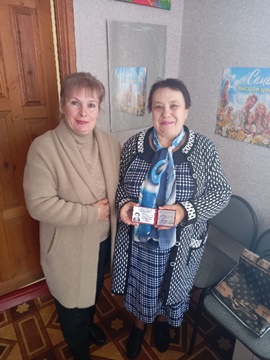 Отдел Злынковской соцзащиты продолжает вручать удостоверения «Ветеран труда Брянской области»