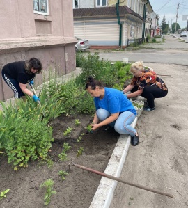 Сотрудники Злынковского КЦСОН занимаются благоустройством своих территорий