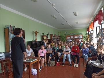 В Злынковской библиотеке провели краеведческий час «Герои в нашей памяти живут»