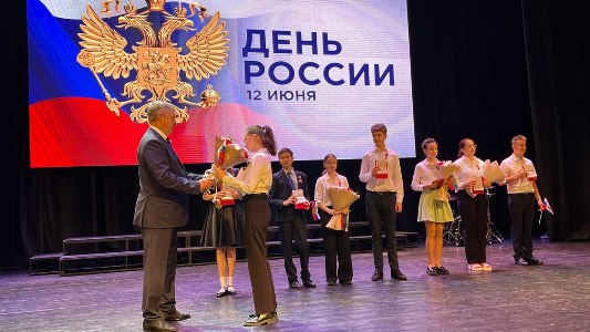 Торжественное вручение первых паспортов в День России
