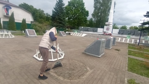 Злынковская городская школа №2 ухаживает за Мемориалом памяти