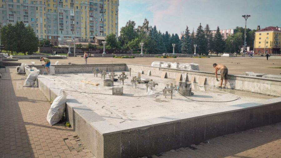 В Брянске на площади Партизан сделали бетонную стяжку в правой чаше фонтана