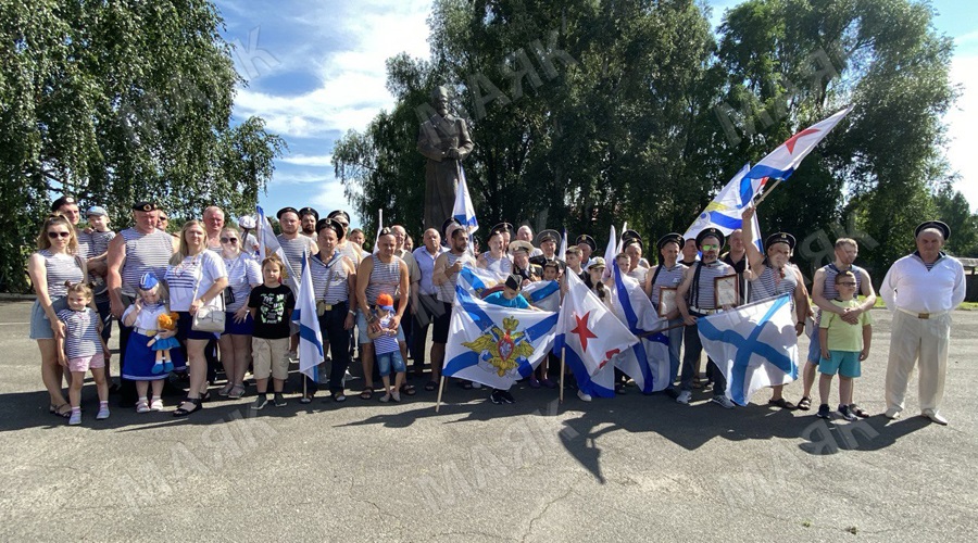 В Новозыбкове Брянской области состоялся торжественный митинг, посвященный Дню ВМФ