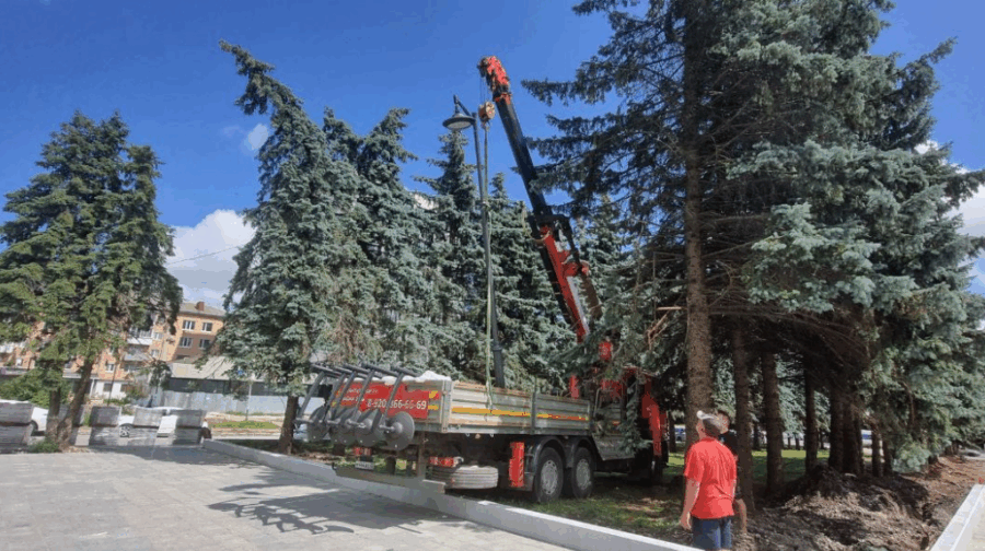На площади Октябрьской революци в Брянске началась установка десяти новых фонарей