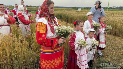 На брянской выставке «День поля» гостям показали обряд зажина первого снопа