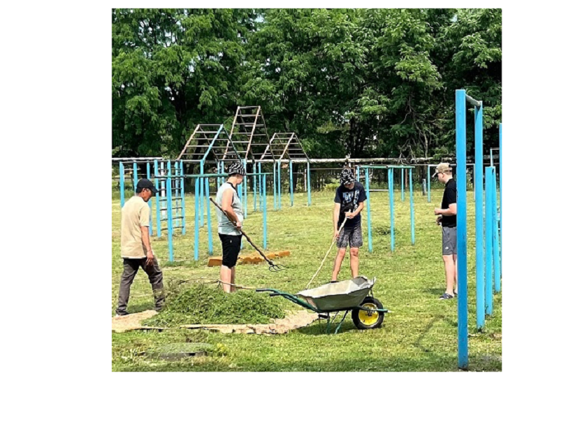 В Злынковском районе работа подростков на каникулах продолжается