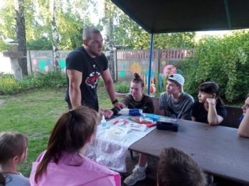 Для воспитанников Карачевского приюта  Брянщины провели встречу  с боевым офицером